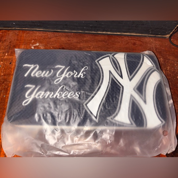 NY Yankees Shell Mesh Wallet - Picture 7 of 7
